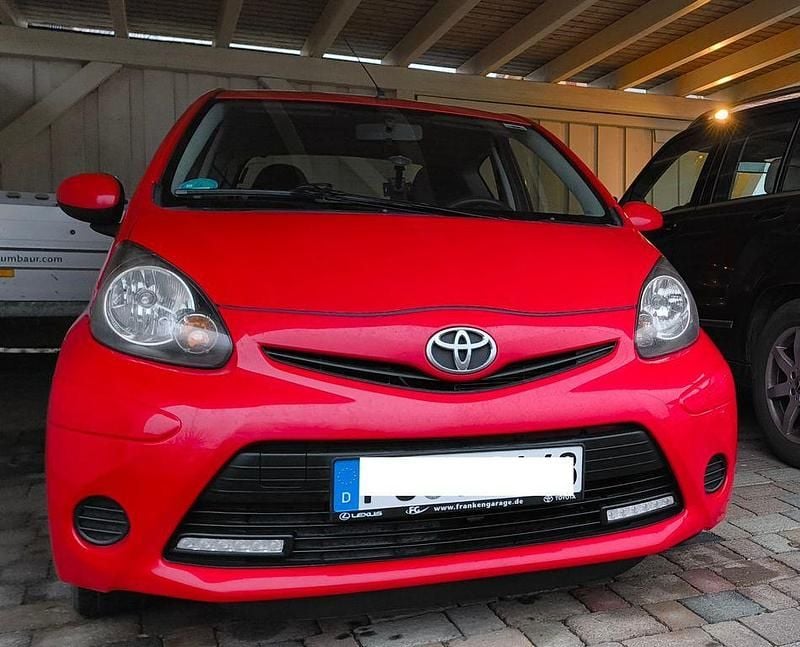 Gebraucht Toyota Aygo 68 PS (50 kW) 2013 Rot Kleinwagen