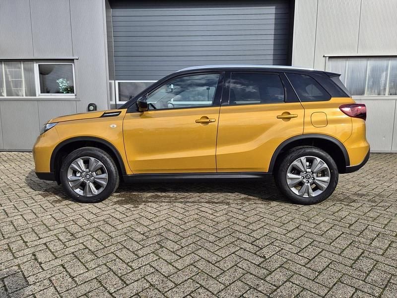 Solar yellow pearl metallic Neu 2025 Suzuki Vitara Comfort SUV | 28.579 € (Fairer Preis) - Bild 1/4
