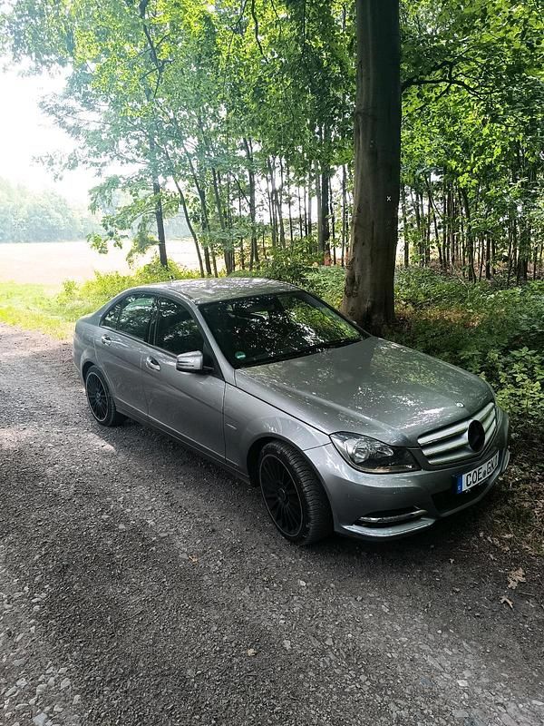 Silber Gebraucht 2011 Mercedes C250 Avantgarde Limousine | 9.999 € (Fairer Preis) - Bild 1/4