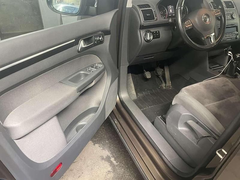 Gebraucht VW Touran Highline 140 PS (102 kW) 2012 Braun Van / Kleinbus