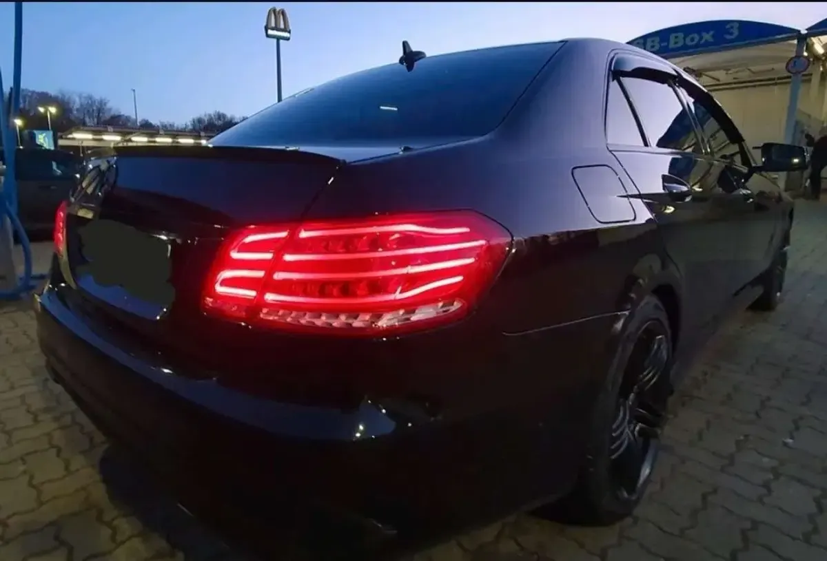 Gebraucht Mercedes E220 AMG 170 PS (125 kW) 2013 Schwarz Limousine
