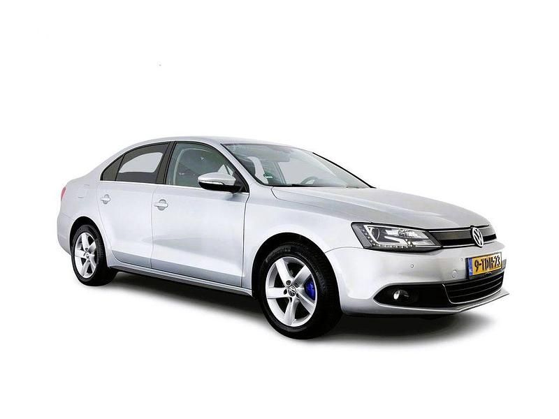 Grau Gebraucht 2013 VW Jetta Hybrid Highline Limousine | 6.445 € - Bild 1/4