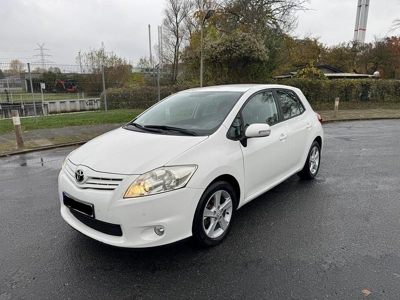 Weiß Gebraucht 2012 Toyota Auris Design Limousine | 6.400 € (Fairer Preis) - Bild 1/4