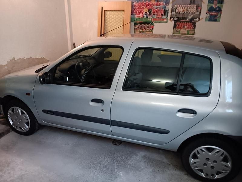 Grau Gebraucht 2000 Renault Clio II Kleinwagen | 1.699 € (Superpreis) - Bild 1/4