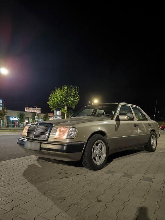 Silber Gebraucht 1991 Mercedes E230 Limousine | 4.500 € - Bild 1/4