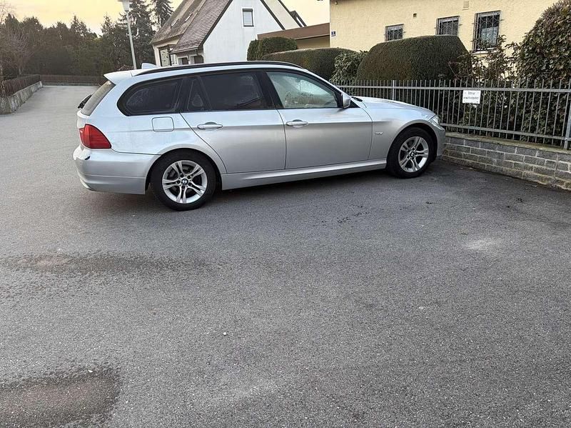 Gebraucht BMW 318 143 PS (105 kW) 2010 Grau Kombi