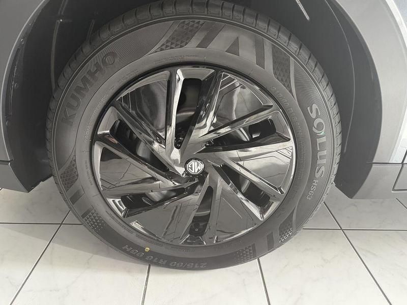 Neu MG ZS 116 PS (85 kW) 2025 Grau Limousine