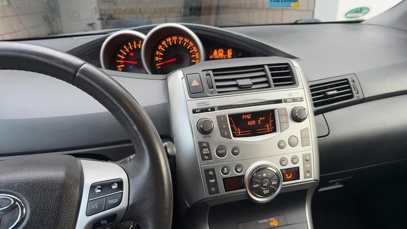 Gebraucht Toyota Verso 132 PS (97 kW) 2011 Grau Van / Kleinbus