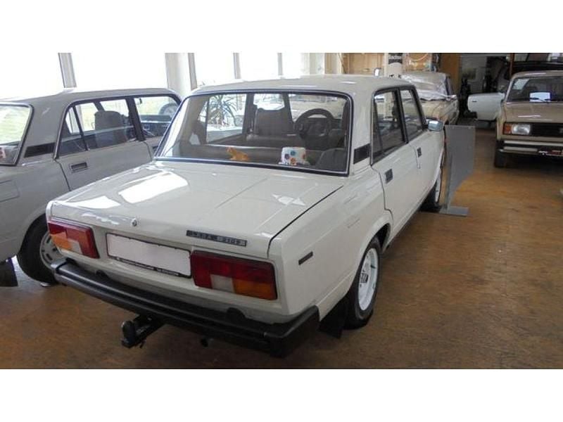 Second-hand Lada 2105 65 CP (47 kW) 1987 Alb Berlinǎ