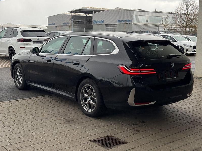 Gebraucht BMW 520 197 PS (144 kW) 2025 Saphirschwarz metallic Kombi