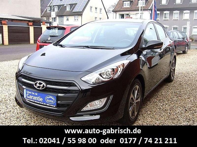 Gebraucht Hyundai i30 YES! 101 PS (74 kW) 2015 Phantom black / mic Kleinwagen