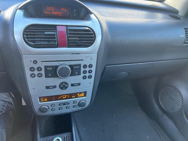 Gebraucht Opel Corsa 80 PS (58 kW) 2006 Silber Limousine