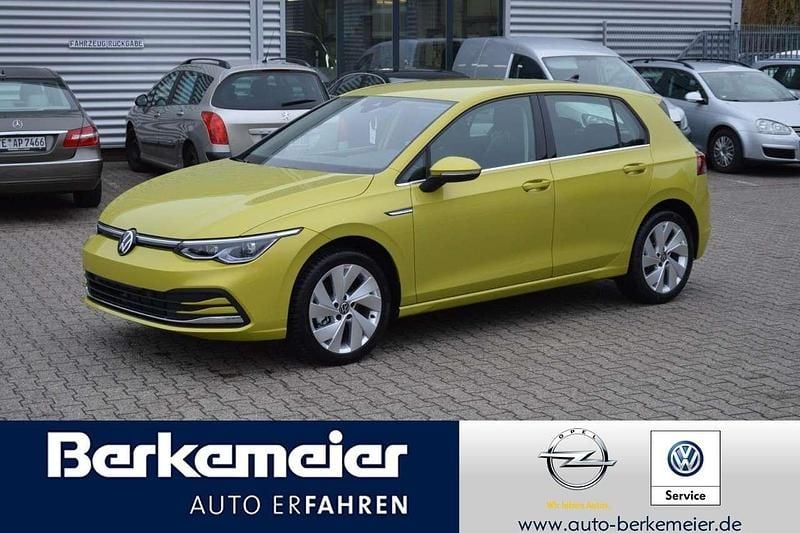 Limonengelb (metallic) Gebraucht 2024 VW Golf VIII Style Limousine | 26.490 € (Superpreis) - Bild 1/4