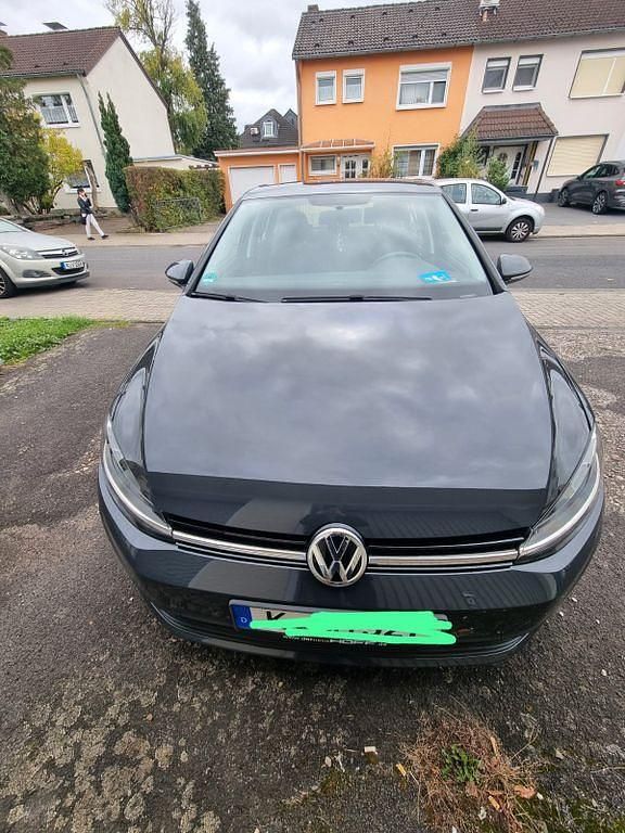 Grau Gebraucht 2017 VW Golf VII Trendline Limousine | 9.900 € (Guter Preis) - Bild 1/4