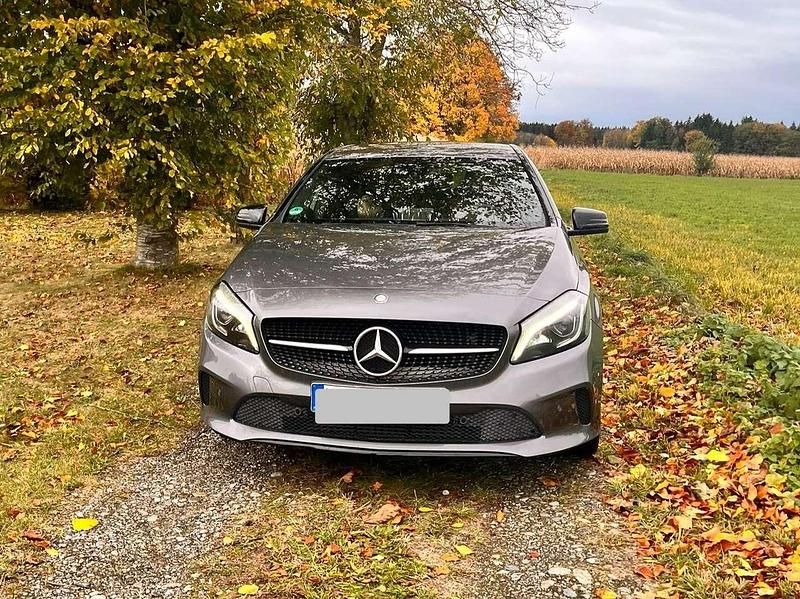 Grau Gebraucht 2017 Mercedes A200 Urban Limousine | 16.600 € (Guter Preis) - Bild 1/4