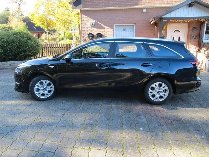 Schwarz Gebraucht 2022 Kia Ceed Sportswagon Vision Kombi | 19.900 € (Fairer Preis) - Bild 1/4