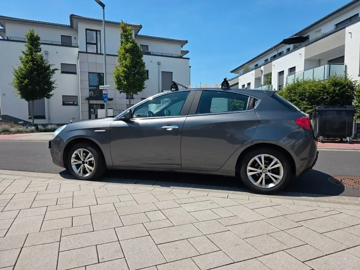 Gebraucht Alfa Romeo Giulietta 120 PS (88 kW) 2013 Grau Kleinwagen