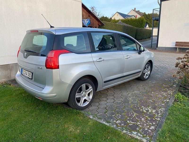 Gebraucht Peugeot 5008 111 PS (81 kW) 2011 Silber Van / Kleinbus