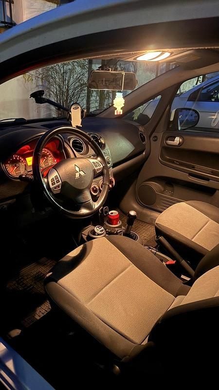 Gebraucht Mitsubishi Colt 95 PS (69 kW) 2009 Weiß Kleinwagen