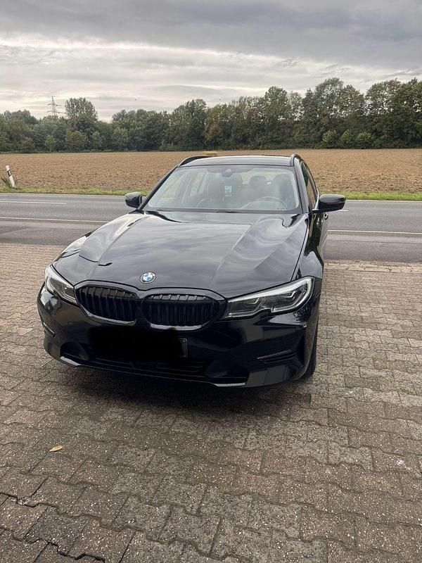 Schwarz Gebraucht 2021 BMW 320 Advantage Kombi | 22.000 € (Fairer Preis) - Bild 1/4