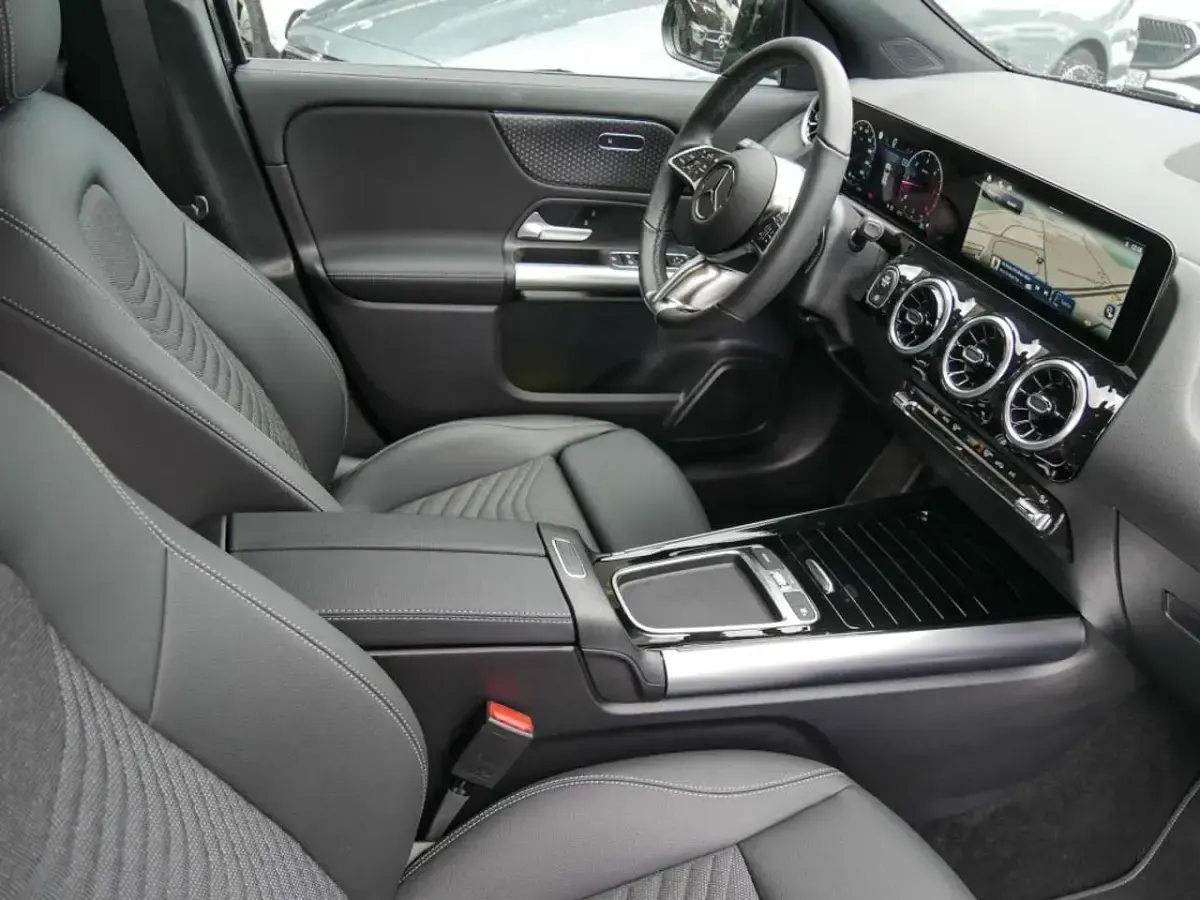 Gebraucht Mercedes GLA180 Progressive 116 PS (85 kW) 2024 Schwarz metalliclack kosmossch SUV