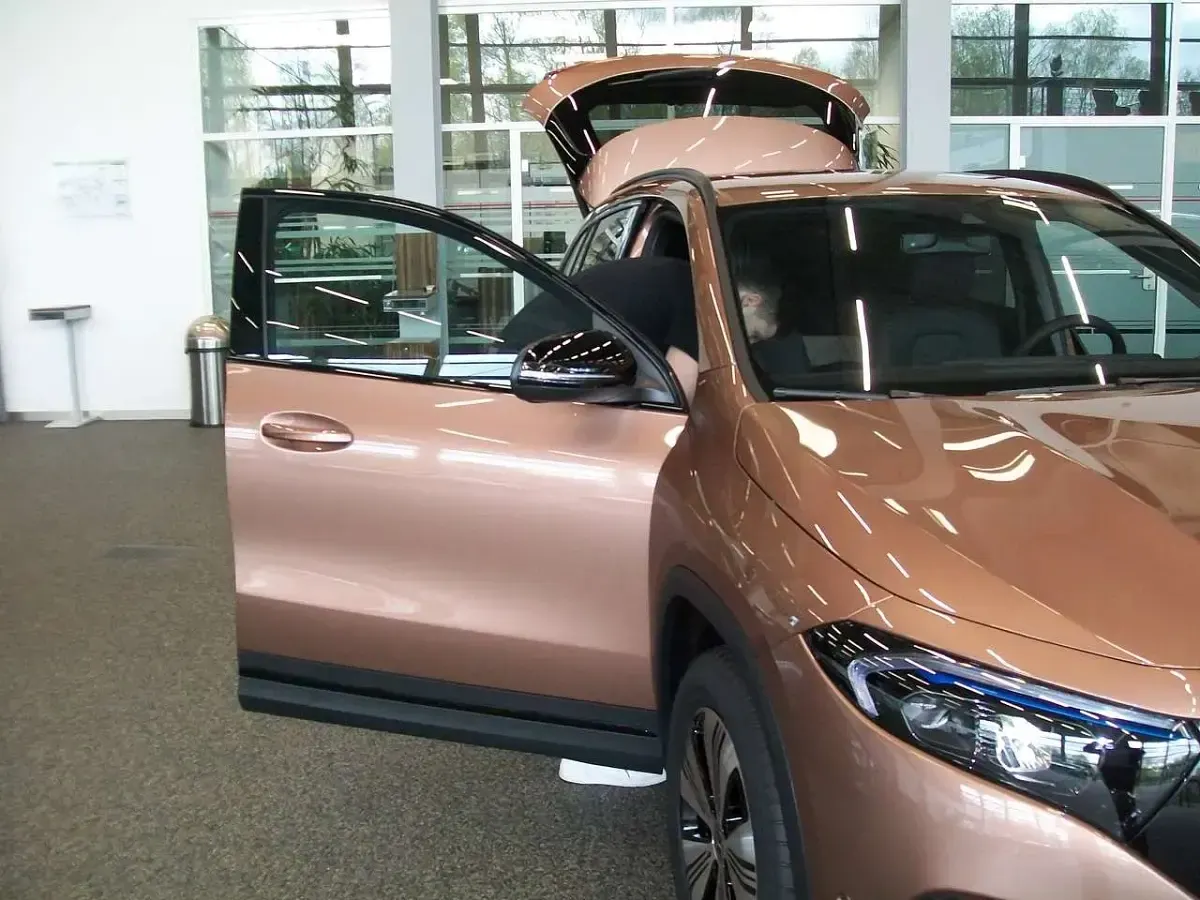 Gebraucht Mercedes EQA250 Progressive 139 kW (190 PS) 2023 Gold SUV