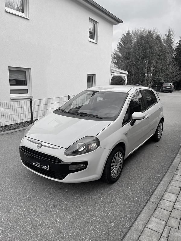 Weiß Gebraucht 2011 Fiat Grande Punto Kleinwagen | 2.750 € (Etwas zu teuer) - Bild 1/4