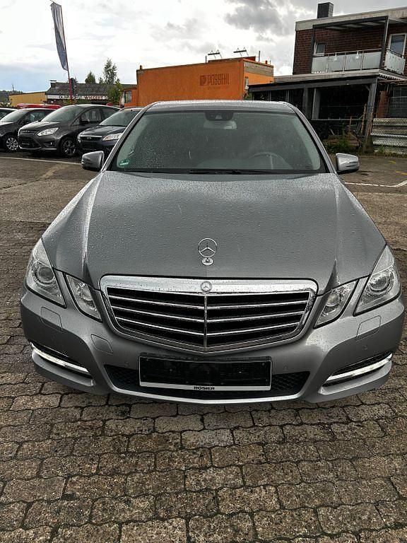 Grau Gebraucht 2011 Mercedes E200 Elegance Limousine | 10.800 € (Fairer Preis) - Bild 1/4