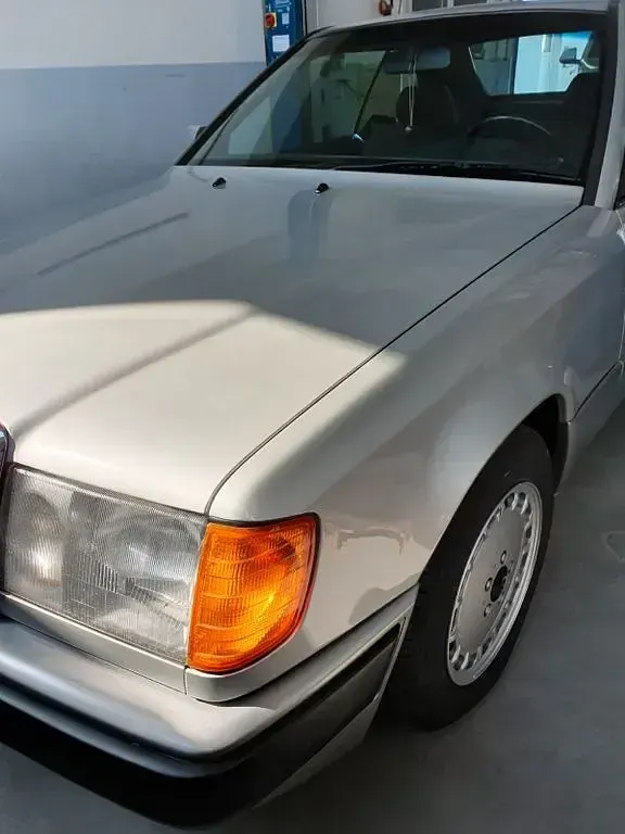 Second-hand Mercedes E300 179 CP (131 kW) 1988 Argintiu Berlinǎ