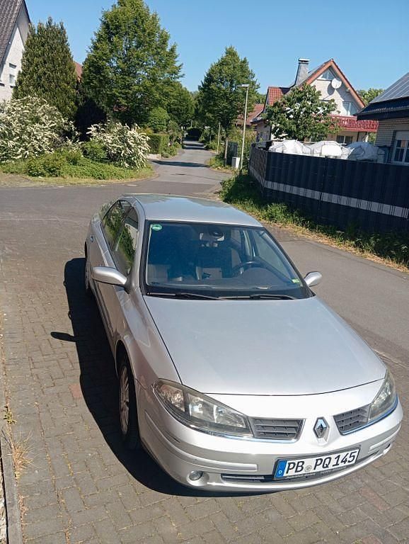 Grau Gebraucht 2005 Renault Laguna II Expression Limousine | 2.490 € (Teuer) - Bild 1/4