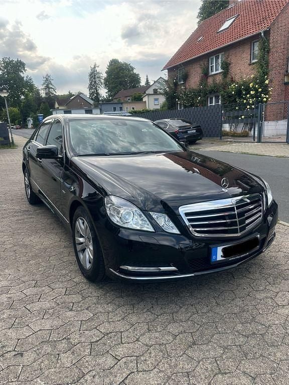 Schwarz Gebraucht 2011 Mercedes E250 Elegance Limousine | 13.900 € (Fairer Preis) - Bild 1/4