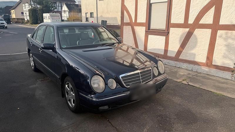 Gebraucht Mercedes E320 197 PS (144 kW) 2001 Blau Limousine
