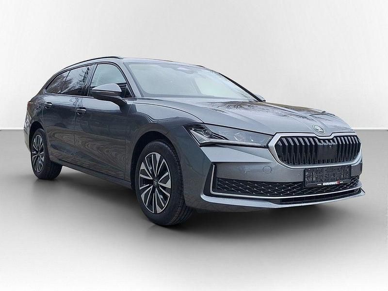 Neu Skoda Superb Selection 150 PS (110 kW) 2026 Grau Kombi