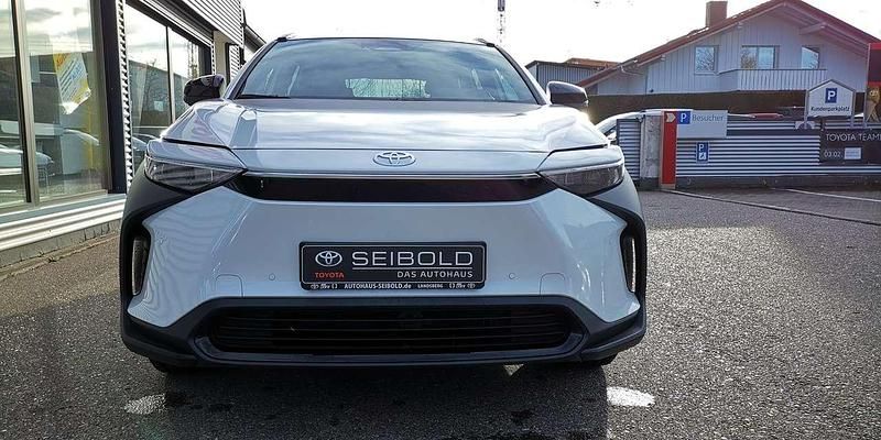 Gebraucht Toyota bZ4X Comfort 150 kW (204 PS) 2023 Platinumweiß perleffekt SUV
