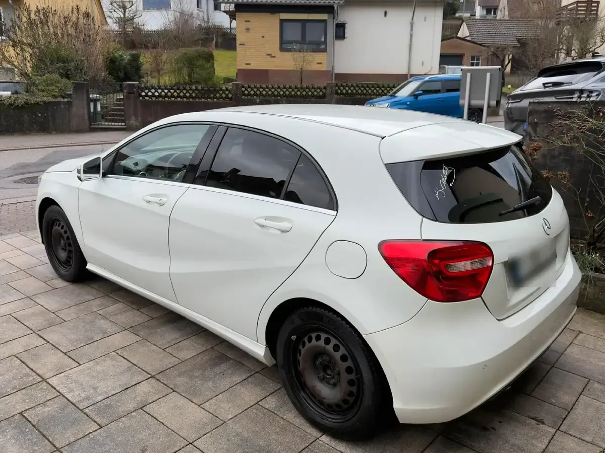Gebraucht Mercedes A180 122 PS (89 kW) 2013 Weiß Kleinwagen