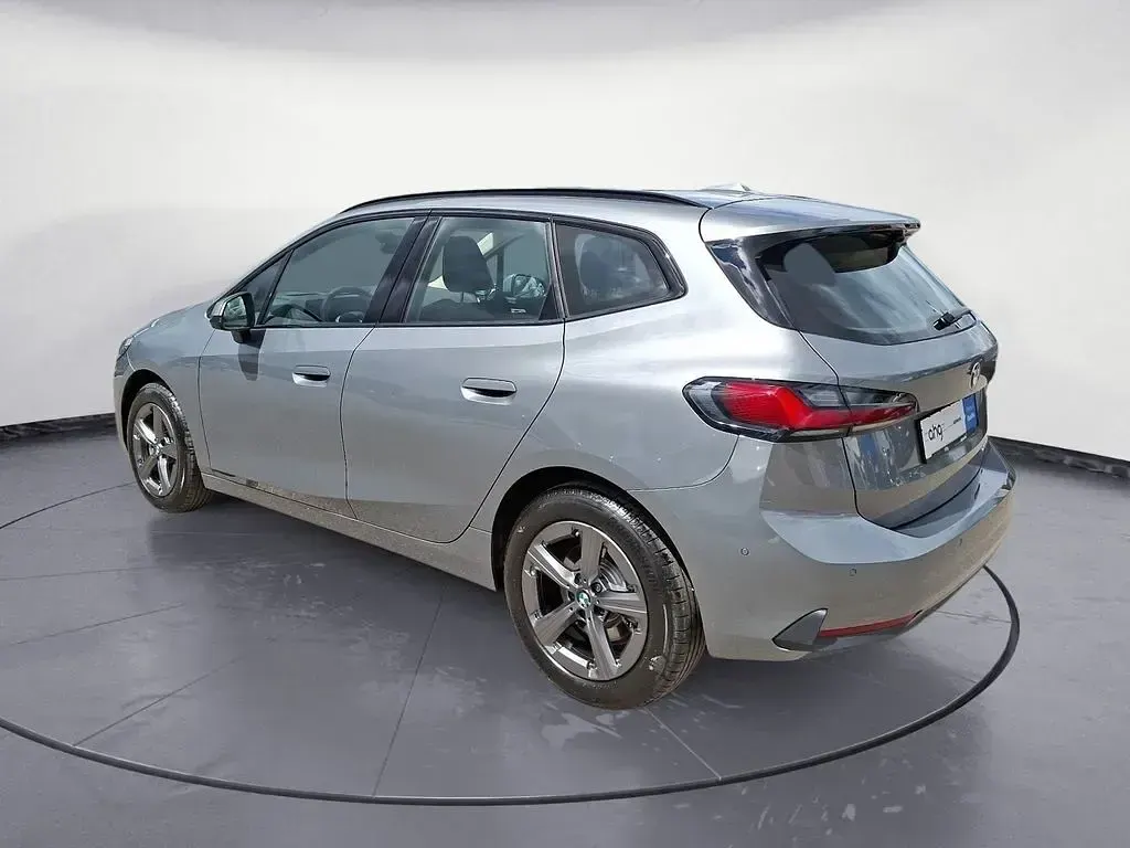 Gebraucht BMW 220 Active Tourer Sport Line 170 PS (125 kW) 2025 Silber Van / Kleinbus