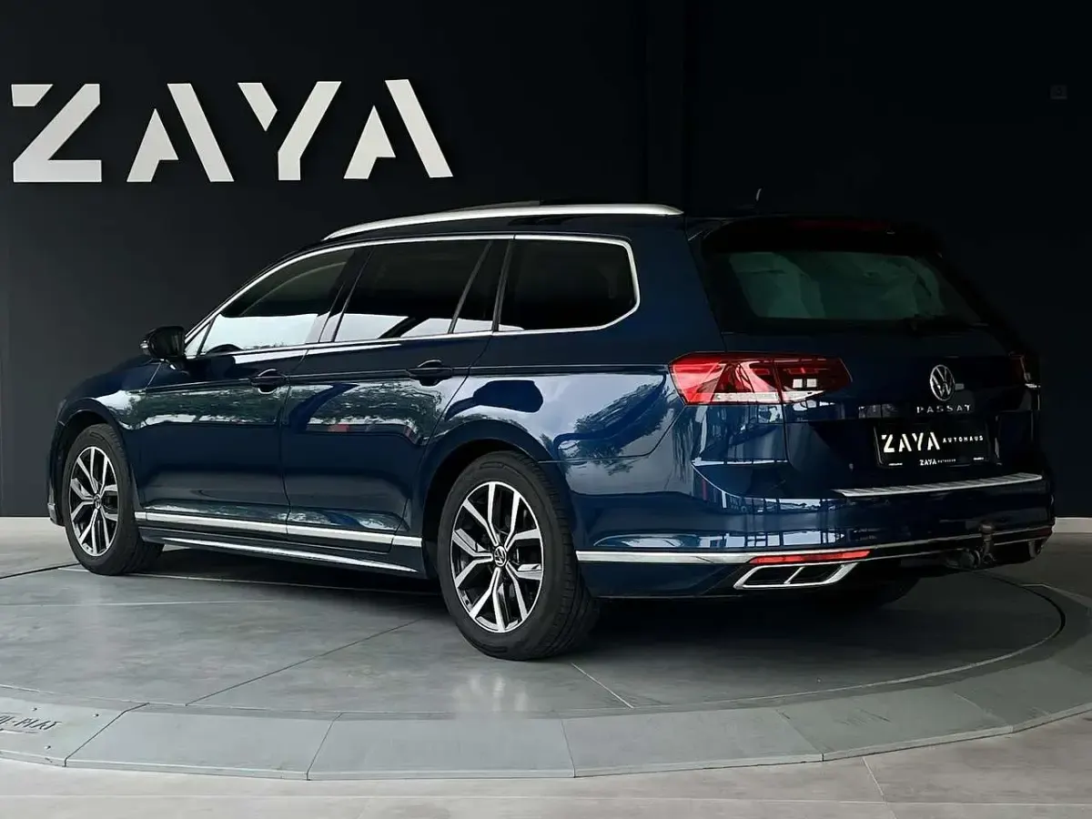 Gebraucht VW Passat R-line 150 PS (110 kW) 2021 Aquamarinblau Kombi