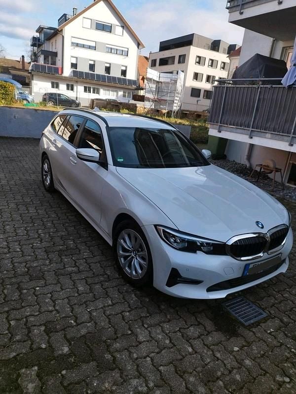 Weiß Gebraucht 2021 BMW 318 Kombi | 21.900 € (Fairer Preis) - Bild 1/4