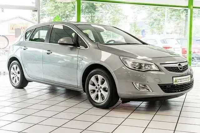 Gebraucht Opel Astra Cosmo 140 PS (102 kW) 2010 Silbersee/perl silber (m2) Limousine