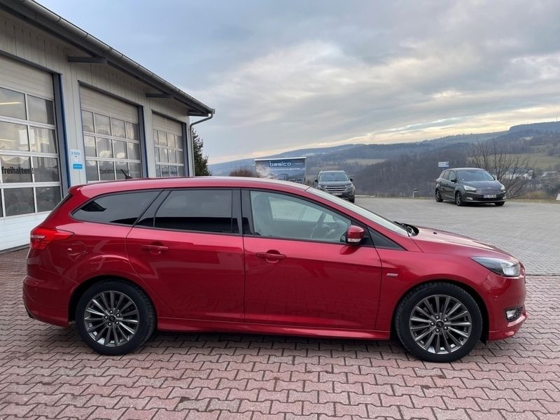 Gebraucht Ford Focus ST-Line 150 PS (110 kW) 2017 Rot Limousine