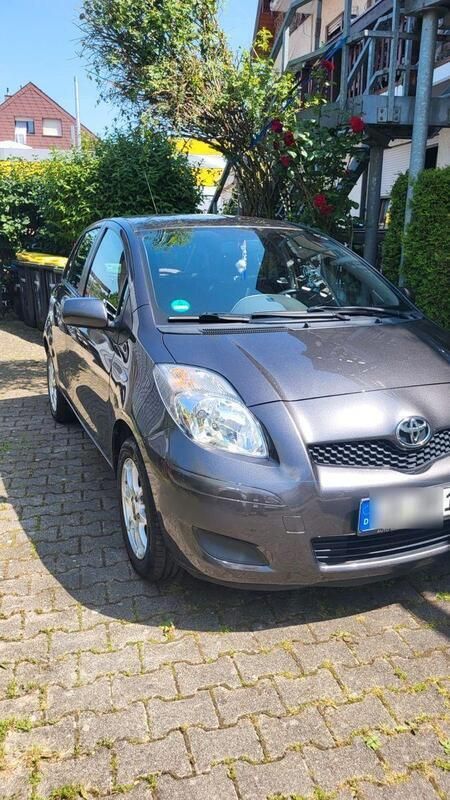 Grau Gebraucht 2011 Toyota Yaris Kleinwagen | 4.350 € (Fairer Preis) - Bild 1/4