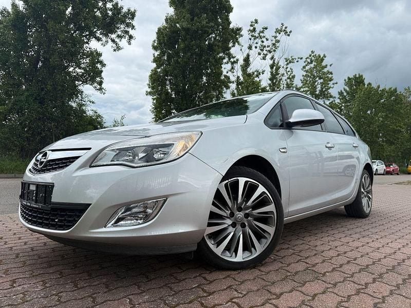 Silber Gebraucht 2011 Opel Astra Design Edition Kombi | 3.298 € (Superpreis) - Bild 1/4