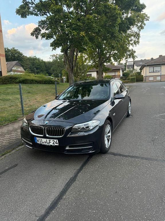 Grau Gebraucht 2014 BMW 520 Kombi | 14.100 € (Fairer Preis) - Bild 1/4
