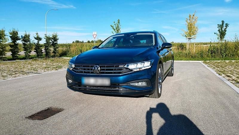 Blau Gebraucht 2022 VW Passat Business Kombi | 25.500 € (Fairer Preis) - Bild 1/4