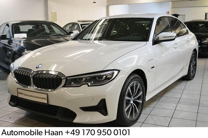 Alpinweiss iii Gebraucht 2021 BMW 330e Sport Line Limousine | 18.800 € (Fairer Preis) - Bild 1/4