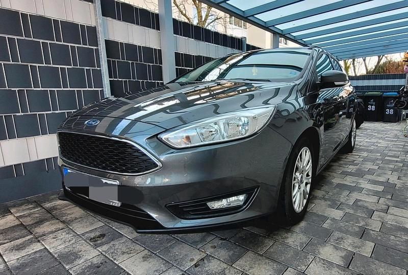 Gebraucht Ford Focus Business Edition 125 PS (91 kW) 2015 Grau Kombi