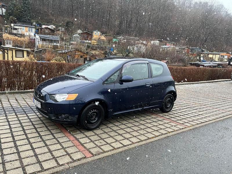 Gebraucht Mitsubishi Colt 95 PS (69 kW) 2013 Blau Kleinwagen