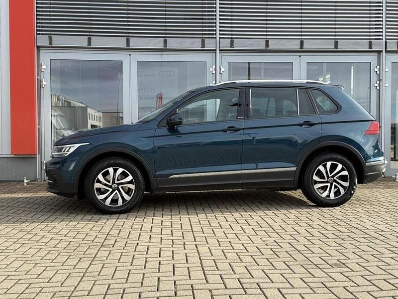 Gebraucht VW Tiguan Active 150 PS (110 kW) 2022 Blau metallic SUV