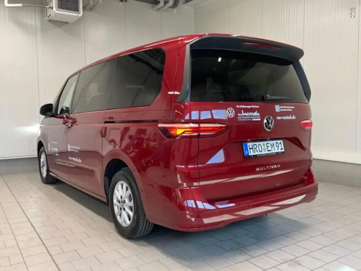 Gebraucht VW Multivan Life 150 PS (110 kW) 2024 Rot Van / Kleinbus