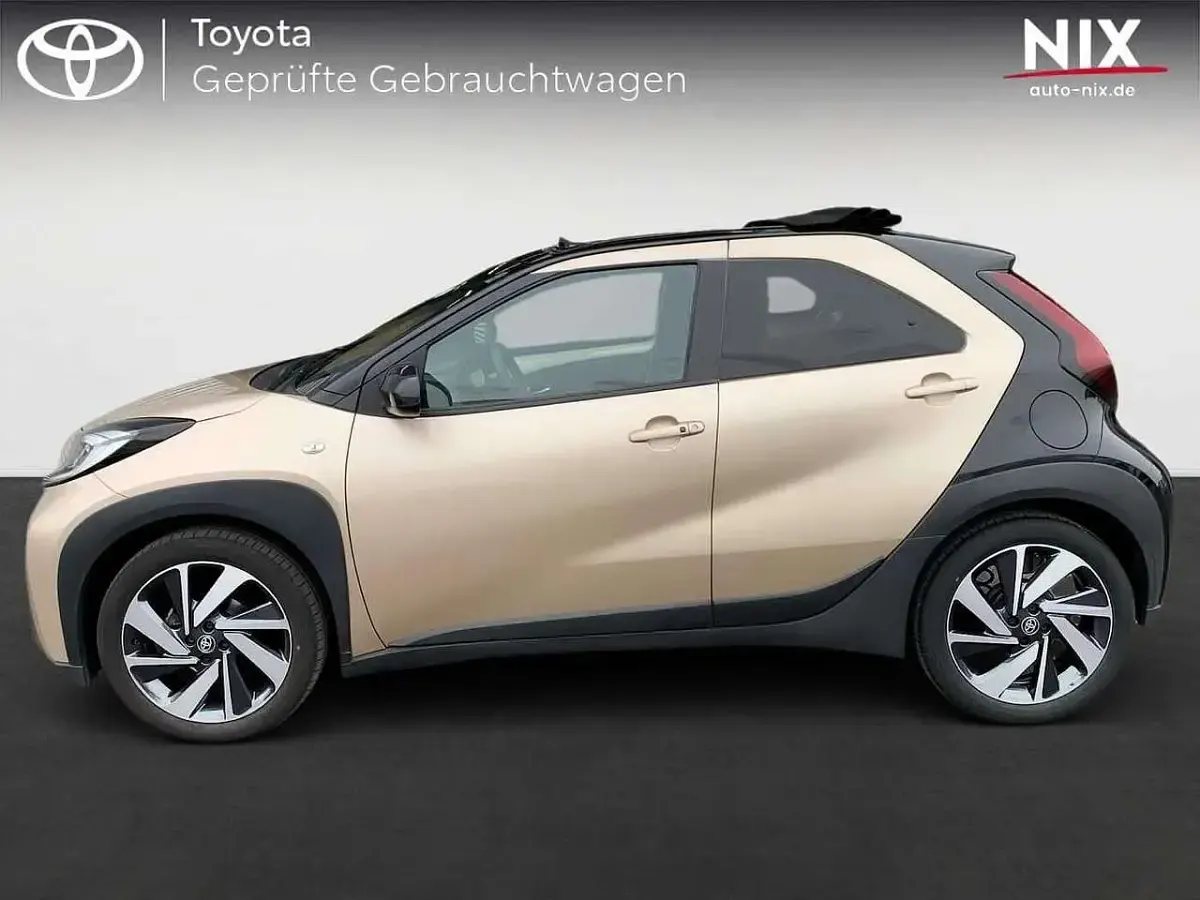Gebraucht Toyota Aygo X X-plore 72 PS (52 kW) 2022 Ginger beige metallic/ night sky black SUV